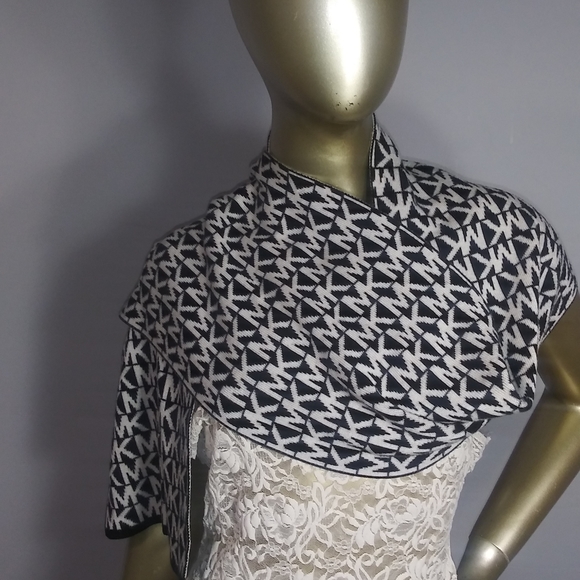 Authentic Michael Kors wool monogrammed scarf - Picture 2 of 7